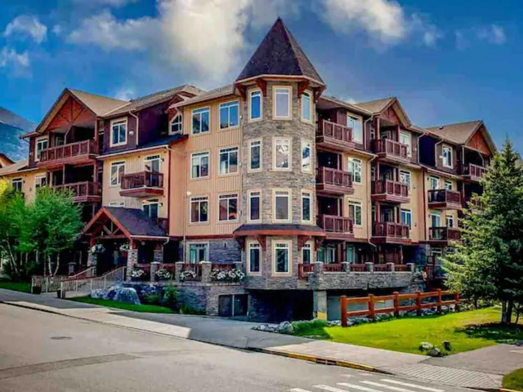 Falcon Crest Lodge 1 Bedroom Condo With Gym & Hot-Tubs & Mountain View Canmore Exterior foto